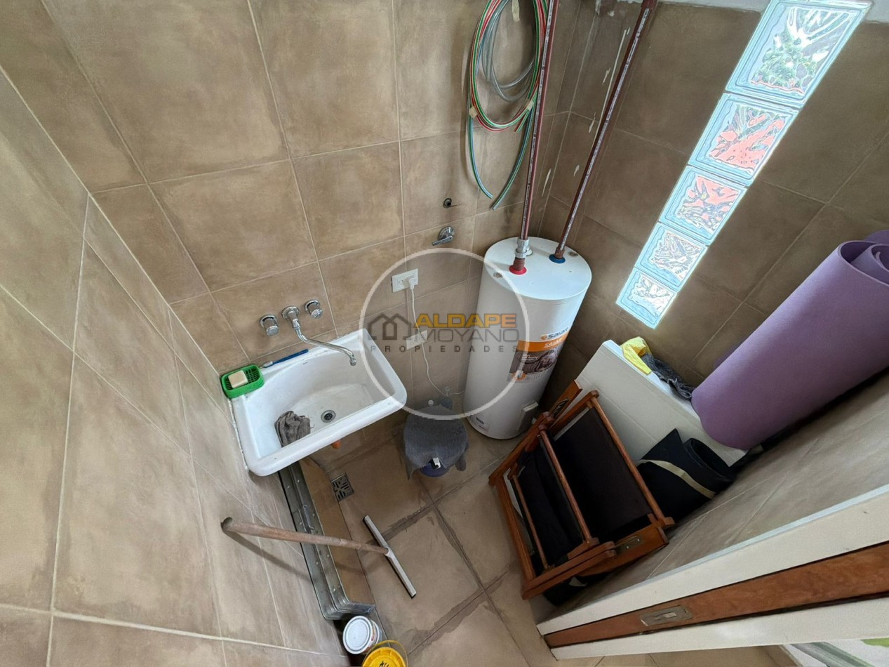 Se vende casa lote propio, cuatro ambientes, con cochera (Liniers)