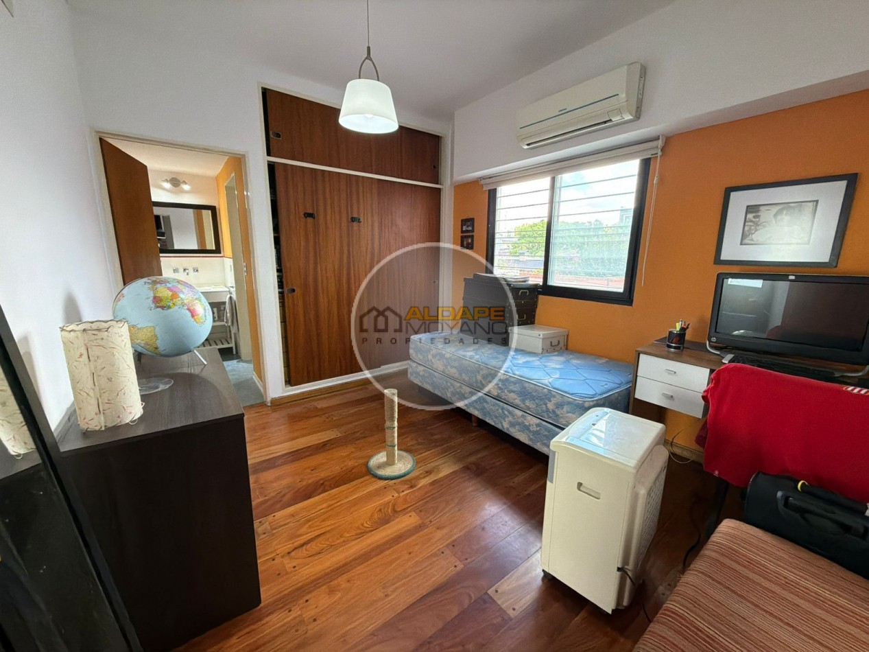 Se vende casa lote propio, cuatro ambientes, con cochera (Liniers)