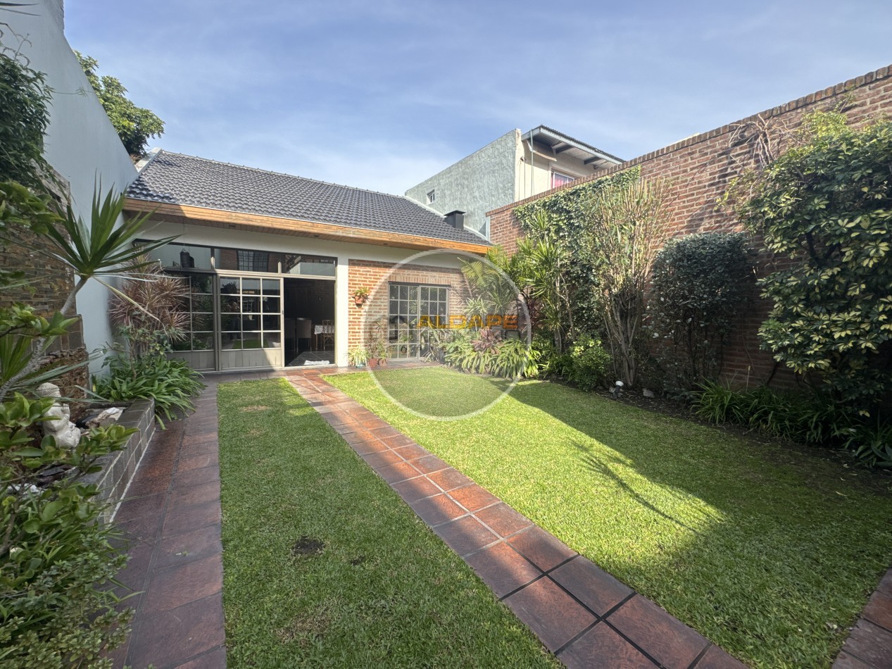 Se Vende Casa Cuatro ambientes, cochera pasante, Excelente (Lanus Oeste)