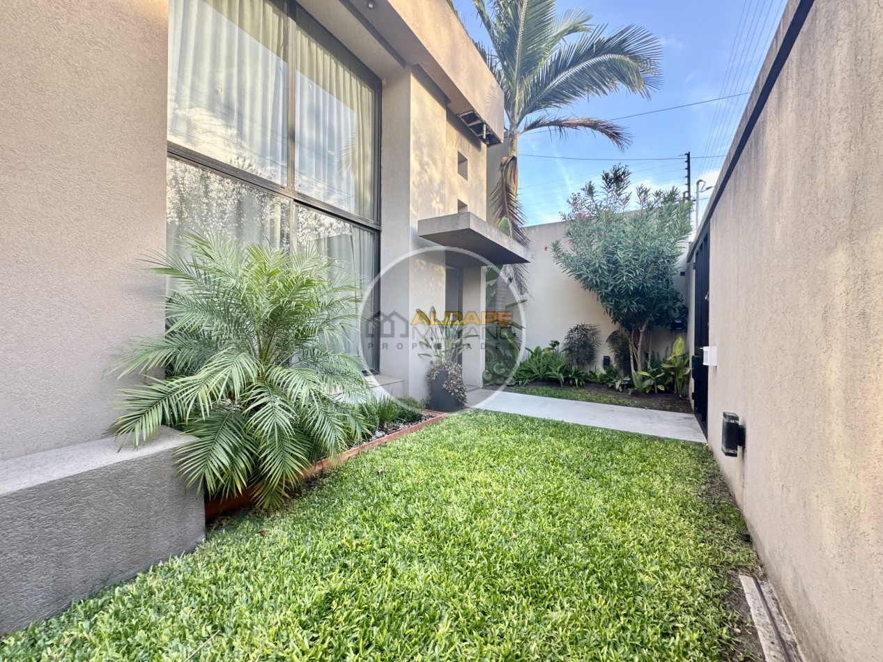 Se Vende Casa cuatro ambientes, con piscina (Para Exigentes) Villa Luzuriaga