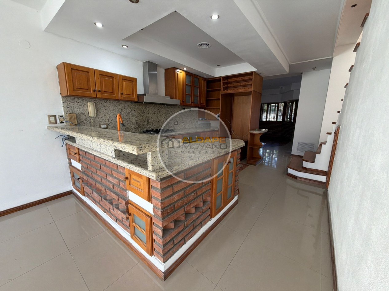 Se Vende Casa Cuatro ambientes, cochera doble, quincho (Banfield)