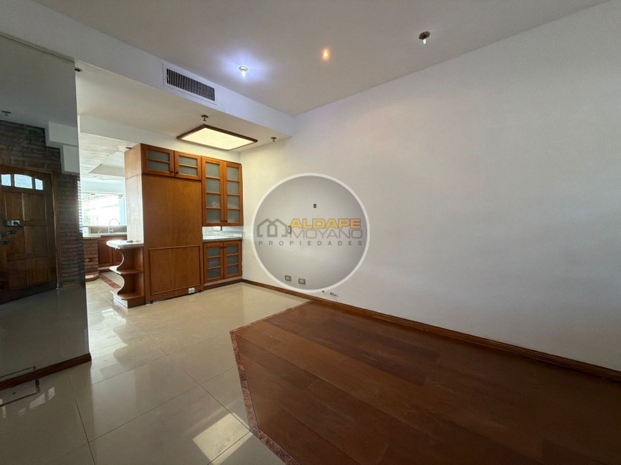 Se Vende Casa Cuatro ambientes, cochera doble, quincho (Banfield)