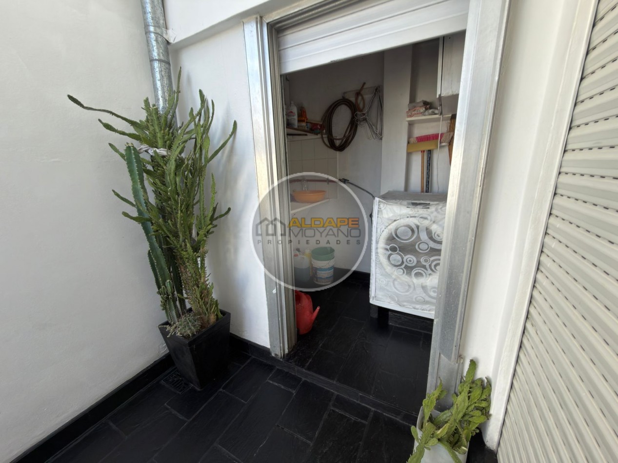 Se vende Casa, subdividada, ideal multifamilar, con cochera y quincho. (excelente estado)