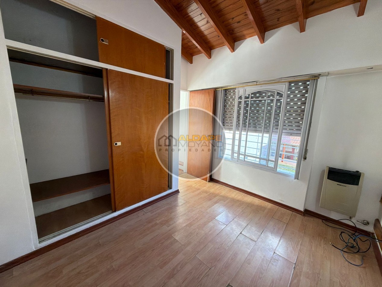 Se Vende Casa Cuatro ambientes, cochera doble, quincho (Banfield)