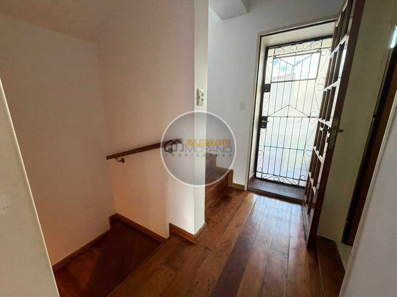 Se vende casa lote propio, cuatro ambientes, con cochera (Liniers)