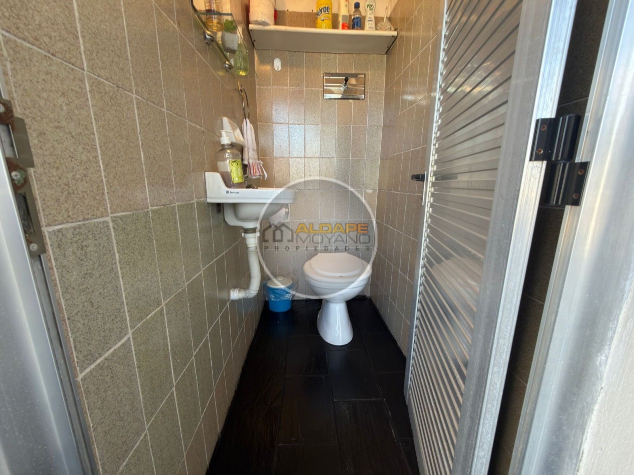 Se vende Casa, subdividada, ideal multifamilar, con cochera y quincho. (excelente estado)