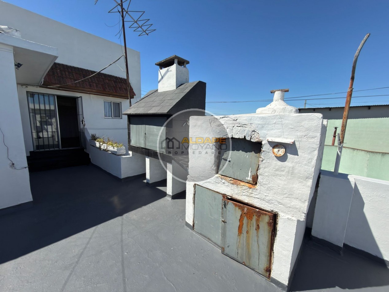 Se vende Casa, subdividada, ideal multifamilar, con cochera y quincho. (excelente estado)