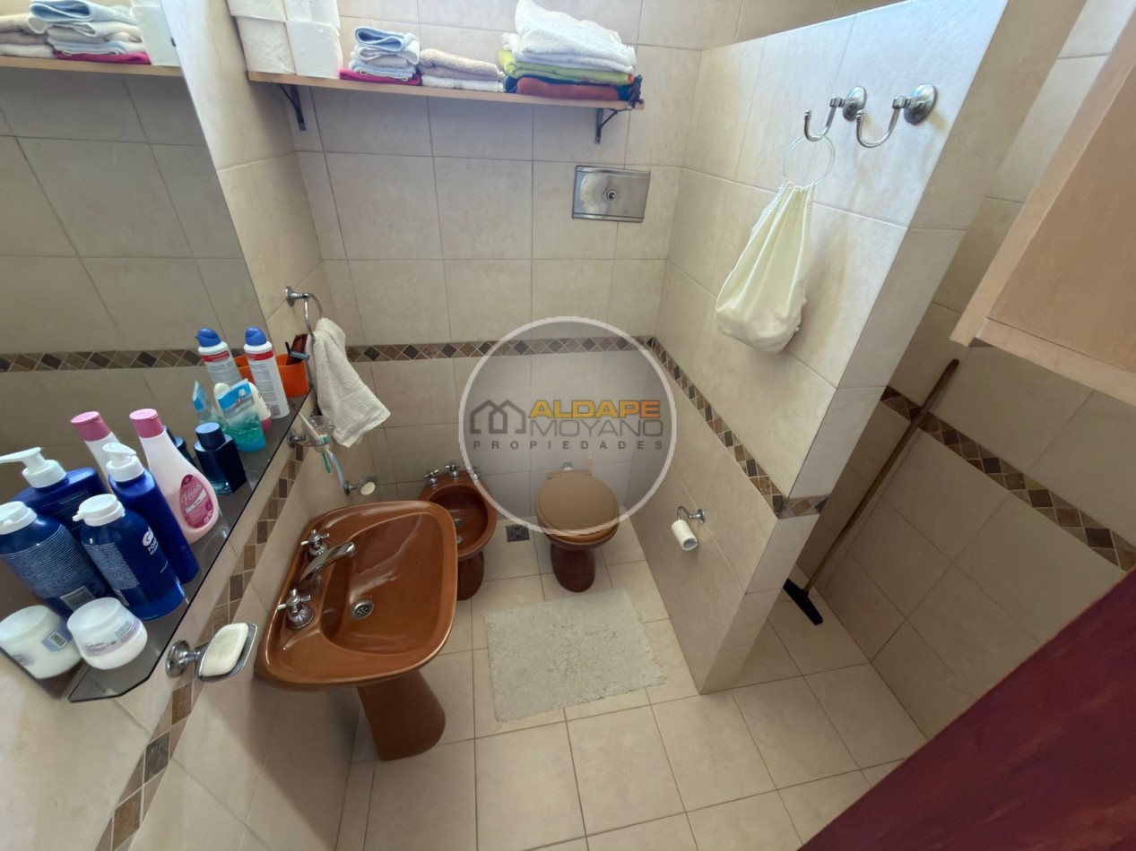 Se vende Casa, subdividada, ideal multifamilar, con cochera y quincho. (excelente estado)