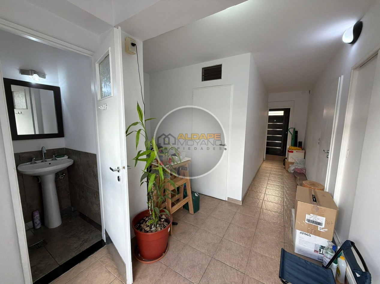 Se vende casa lote propio, cuatro ambientes, con cochera (Liniers)