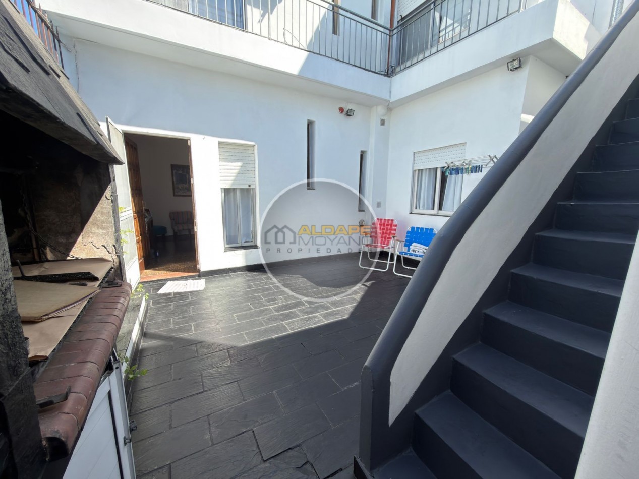 Se vende Casa, subdividada, ideal multifamilar, con cochera y quincho. (excelente estado)