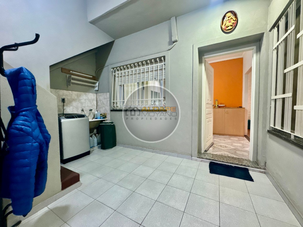 Se vende PH tipo casa, tres ambientes con cochera (Villa Lugano)