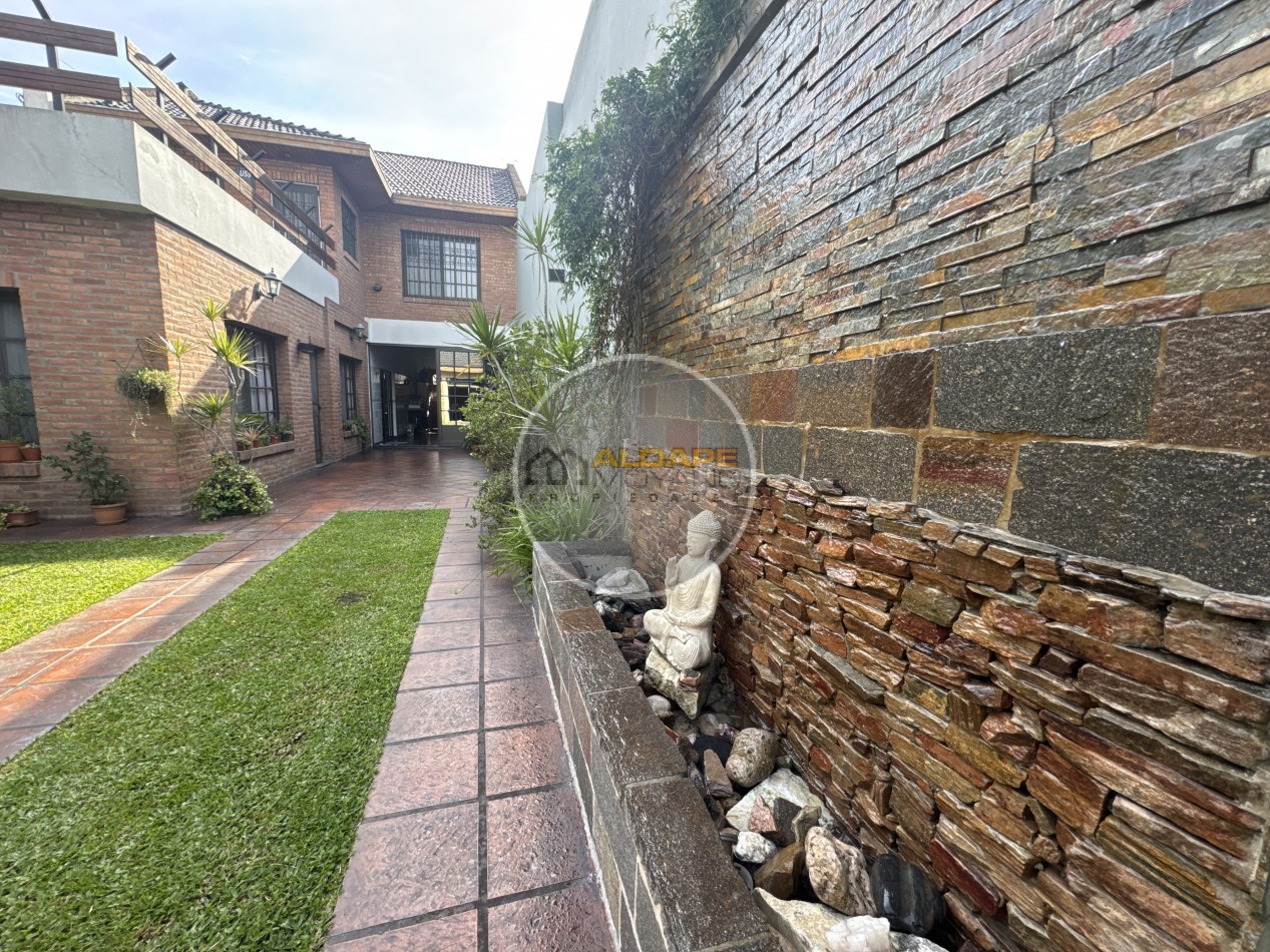 Se Vende Casa Cuatro ambientes, cochera pasante, Excelente (Lanus Oeste)