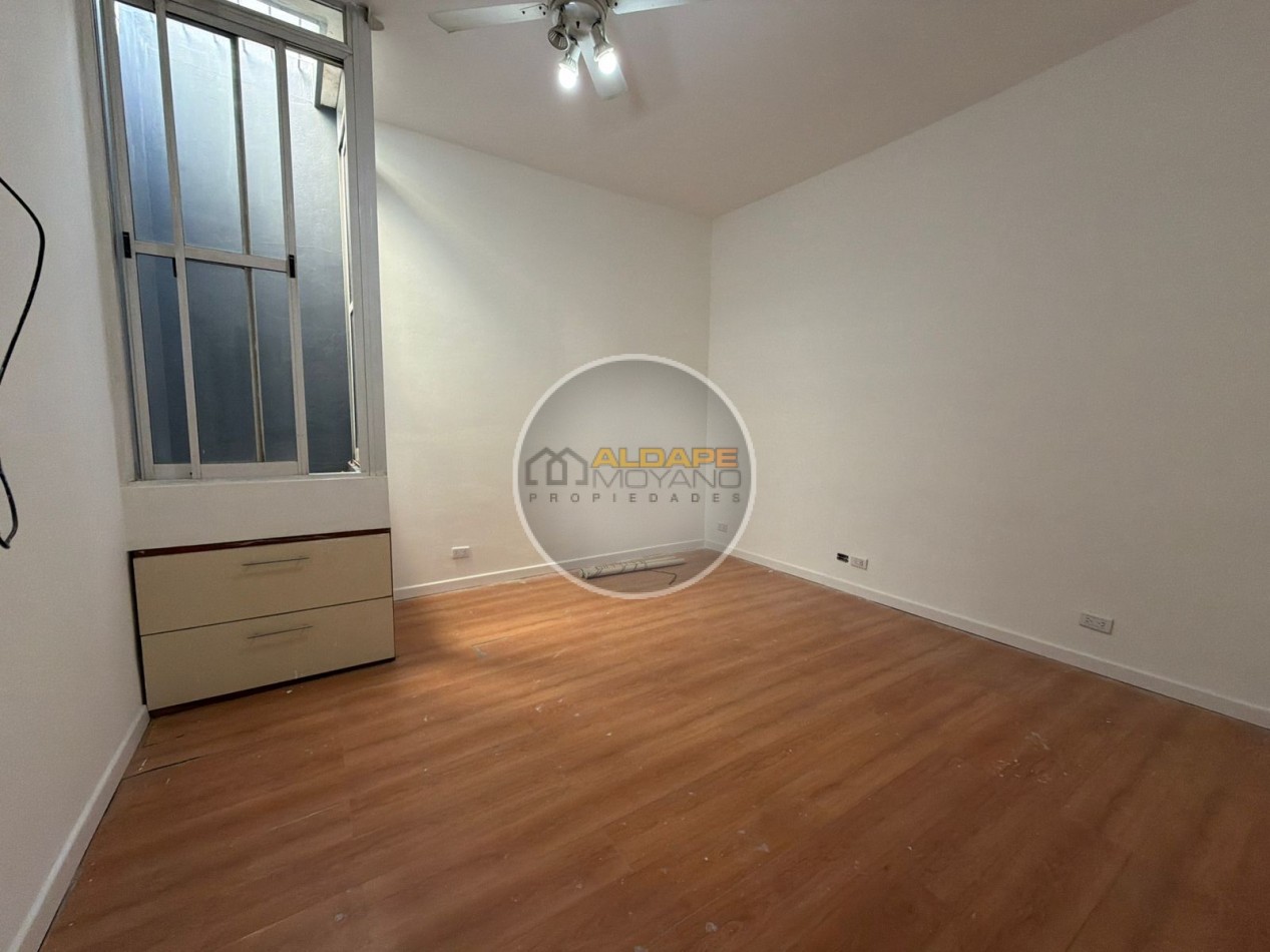 Se Vende Casa Cuatro ambientes, cochera doble, quincho (Banfield)