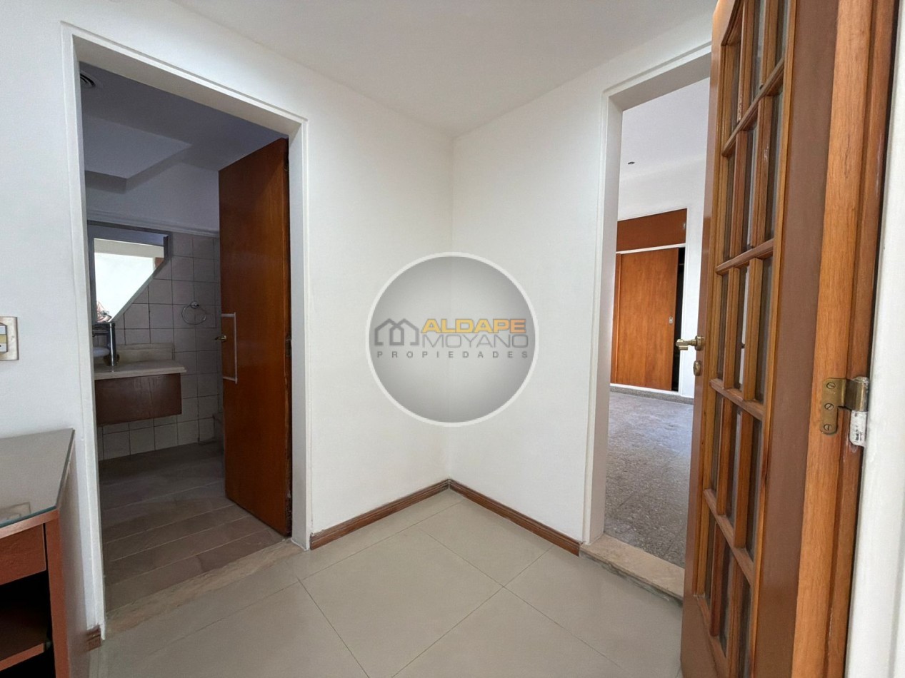 Se Vende Casa Cuatro ambientes, cochera doble, quincho (Banfield)