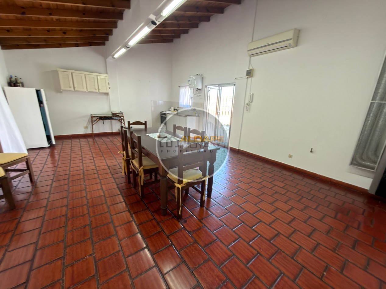 Se vende Casa, subdividada, ideal multifamilar, con cochera y quincho. (excelente estado)