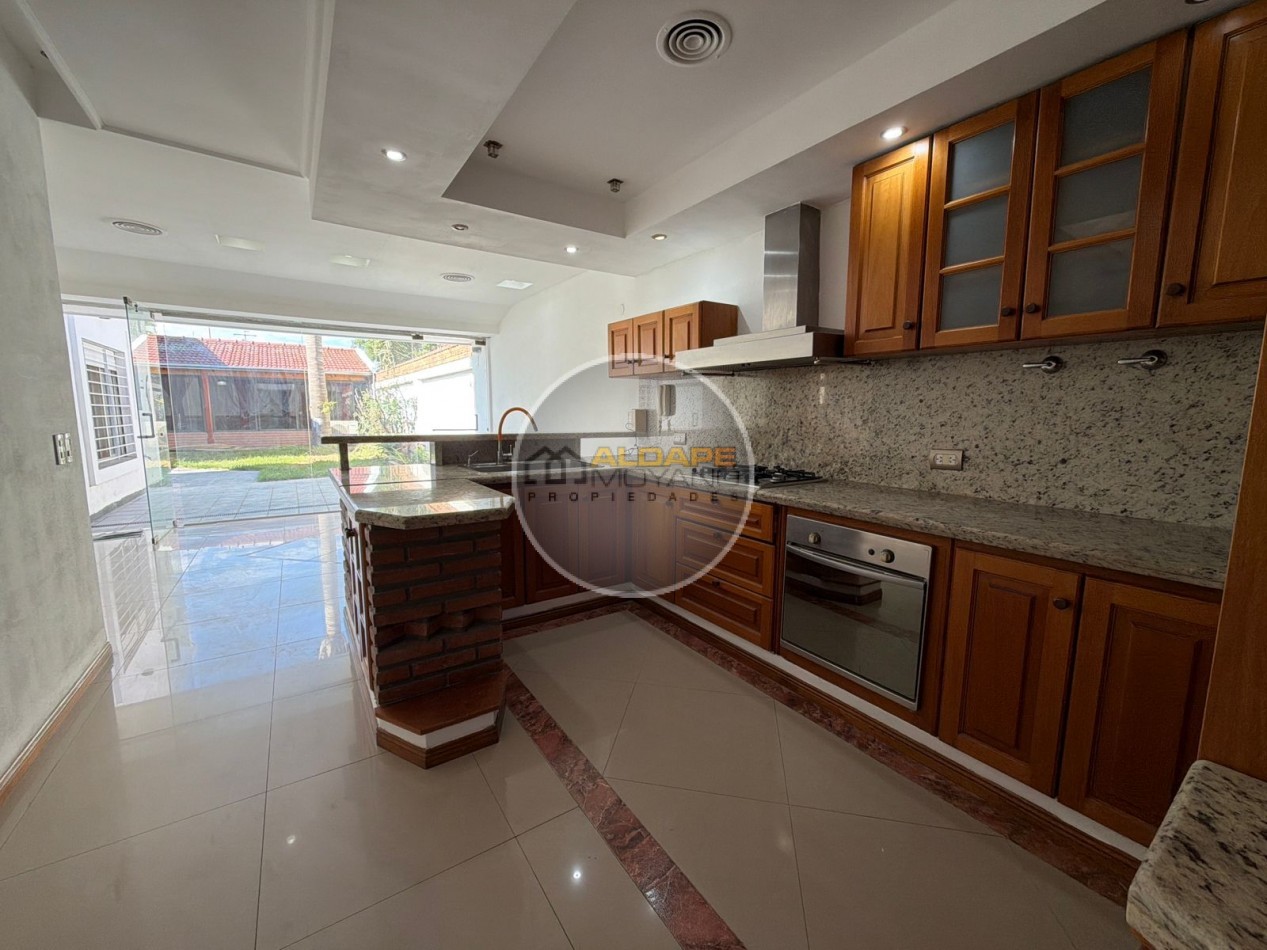 Se Vende Casa Cuatro ambientes, cochera doble, quincho (Banfield)