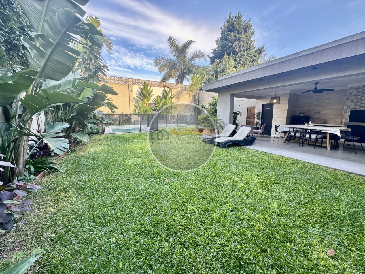 Se Vende Casa cuatro ambientes, con piscina (Para Exigentes) Villa Luzuriaga