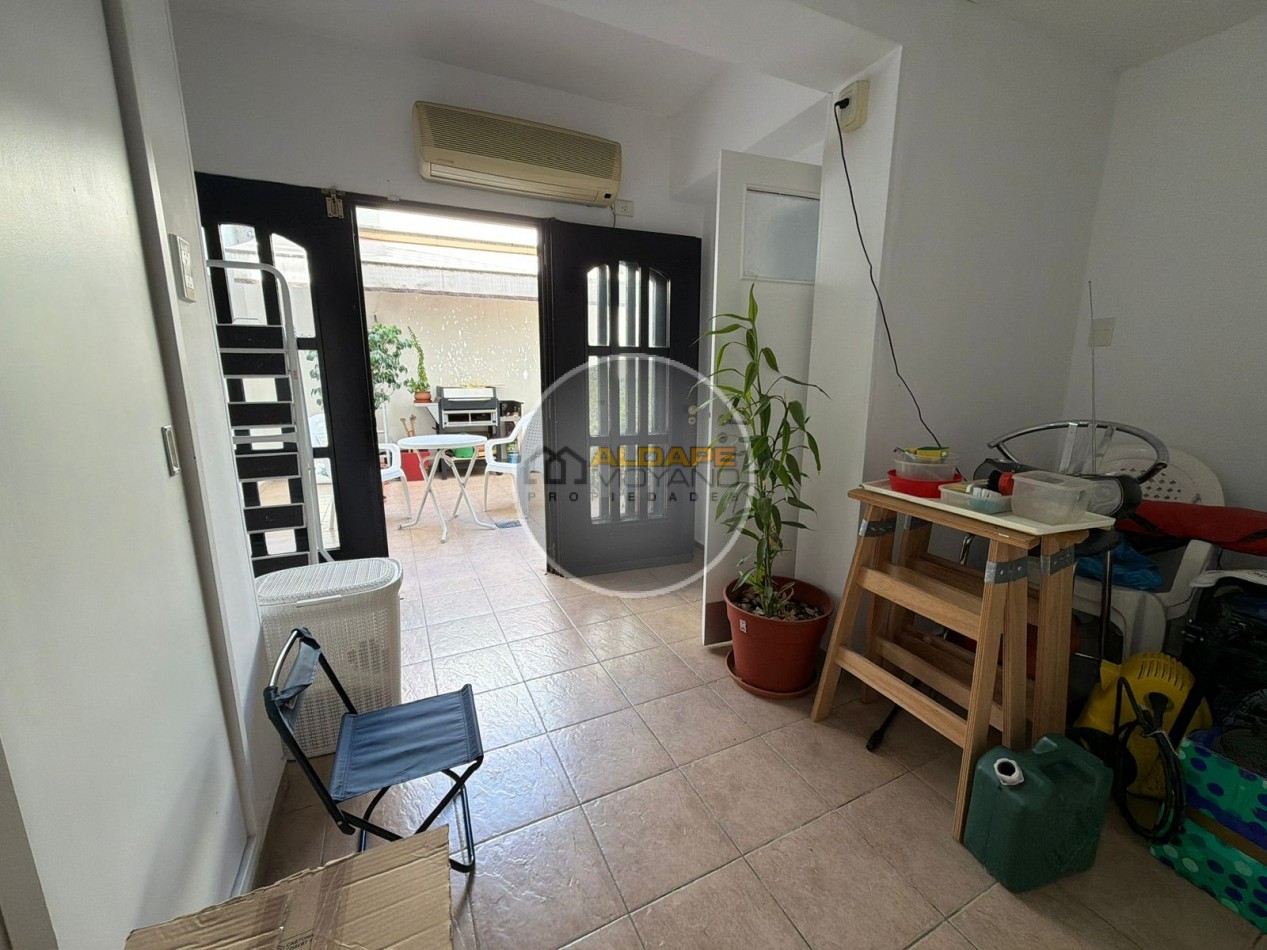 Se vende casa lote propio, cuatro ambientes, con cochera (Liniers)