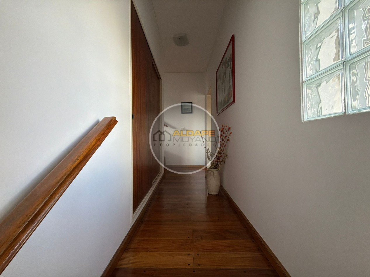 Se vende casa lote propio, cuatro ambientes, con cochera (Liniers)