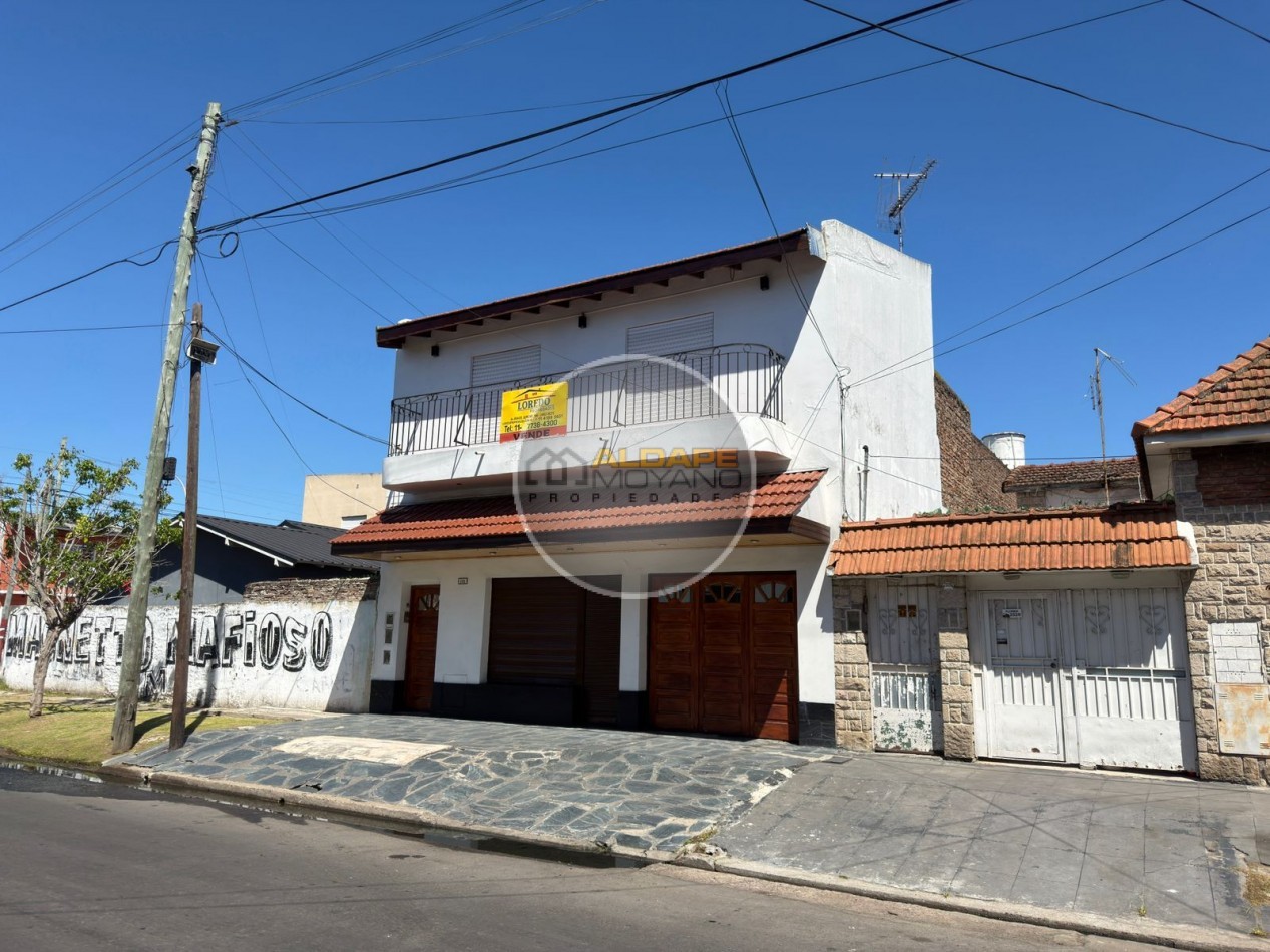 Se vende Casa, subdividada, ideal multifamilar, con cochera y quincho. (excelente estado)