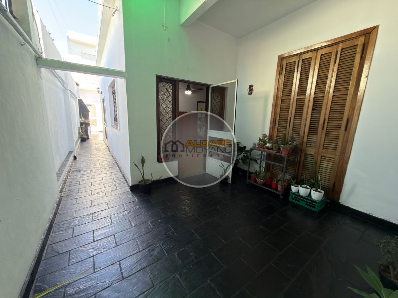 Se vende Casa, subdividada, ideal multifamilar, con cochera y quincho. (excelente estado)