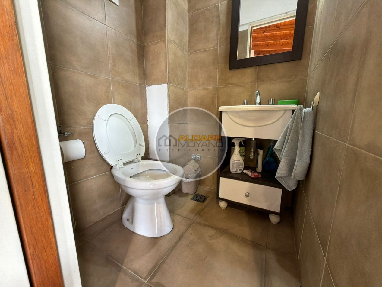 Se vende casa lote propio, cuatro ambientes, con cochera (Liniers)