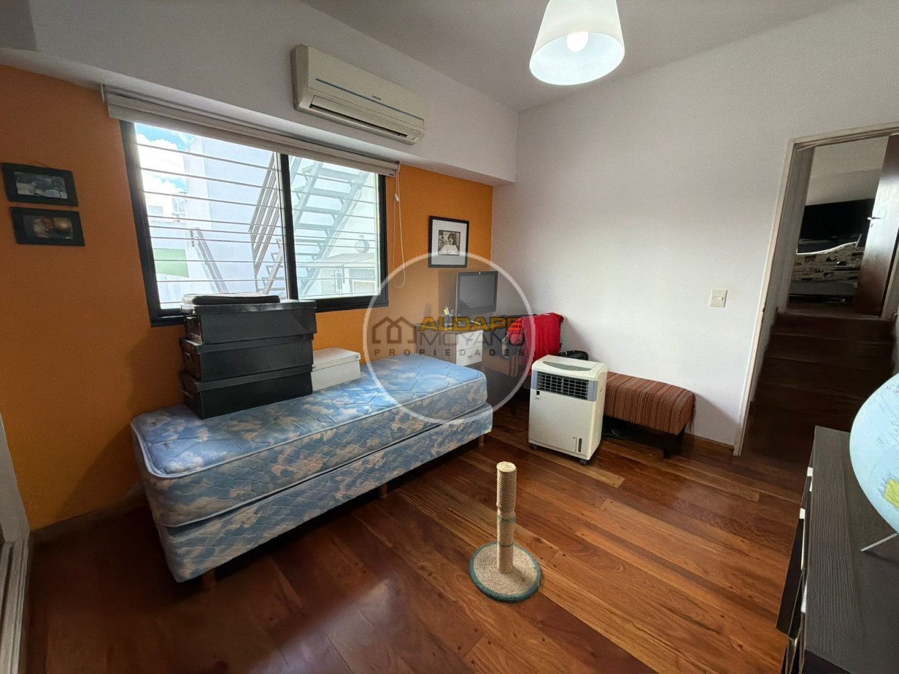 Se vende casa lote propio, cuatro ambientes, con cochera (Liniers)