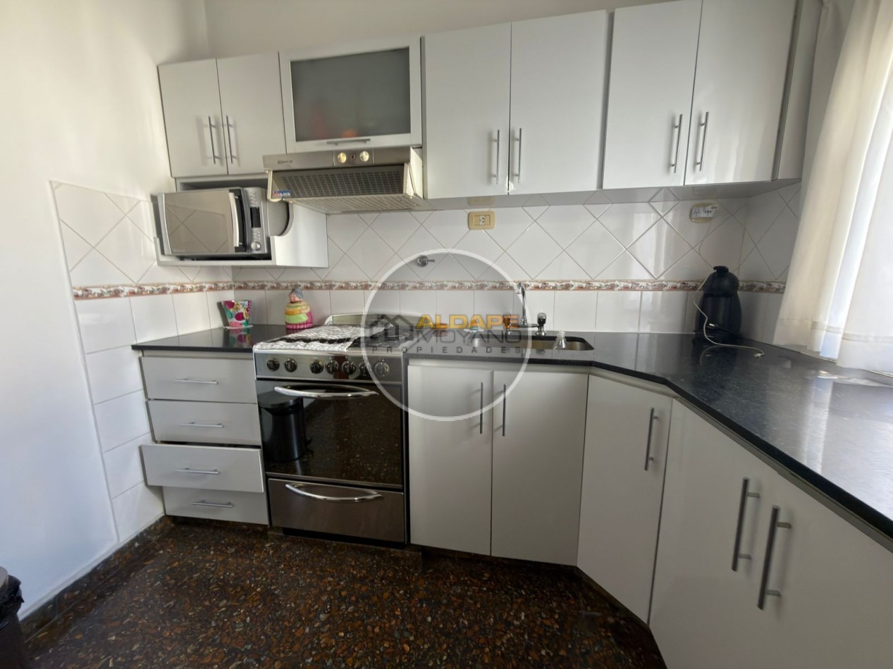 Se vende Casa, subdividada, ideal multifamilar, con cochera y quincho. (excelente estado)