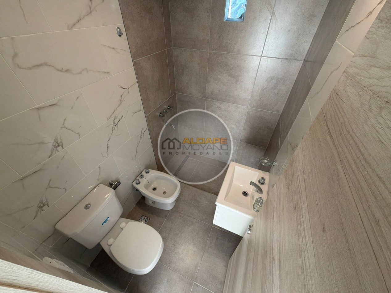 Se vende departamento dos ambientes con cochera, a estrenar (caseros Centro)