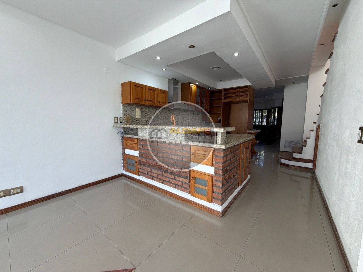 Se Vende Casa Cuatro ambientes, cochera doble, quincho (Banfield)