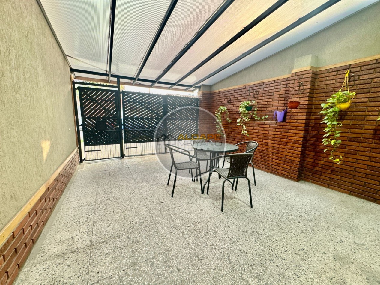 Se vende PH tipo casa, tres ambientes con cochera (Villa Lugano)