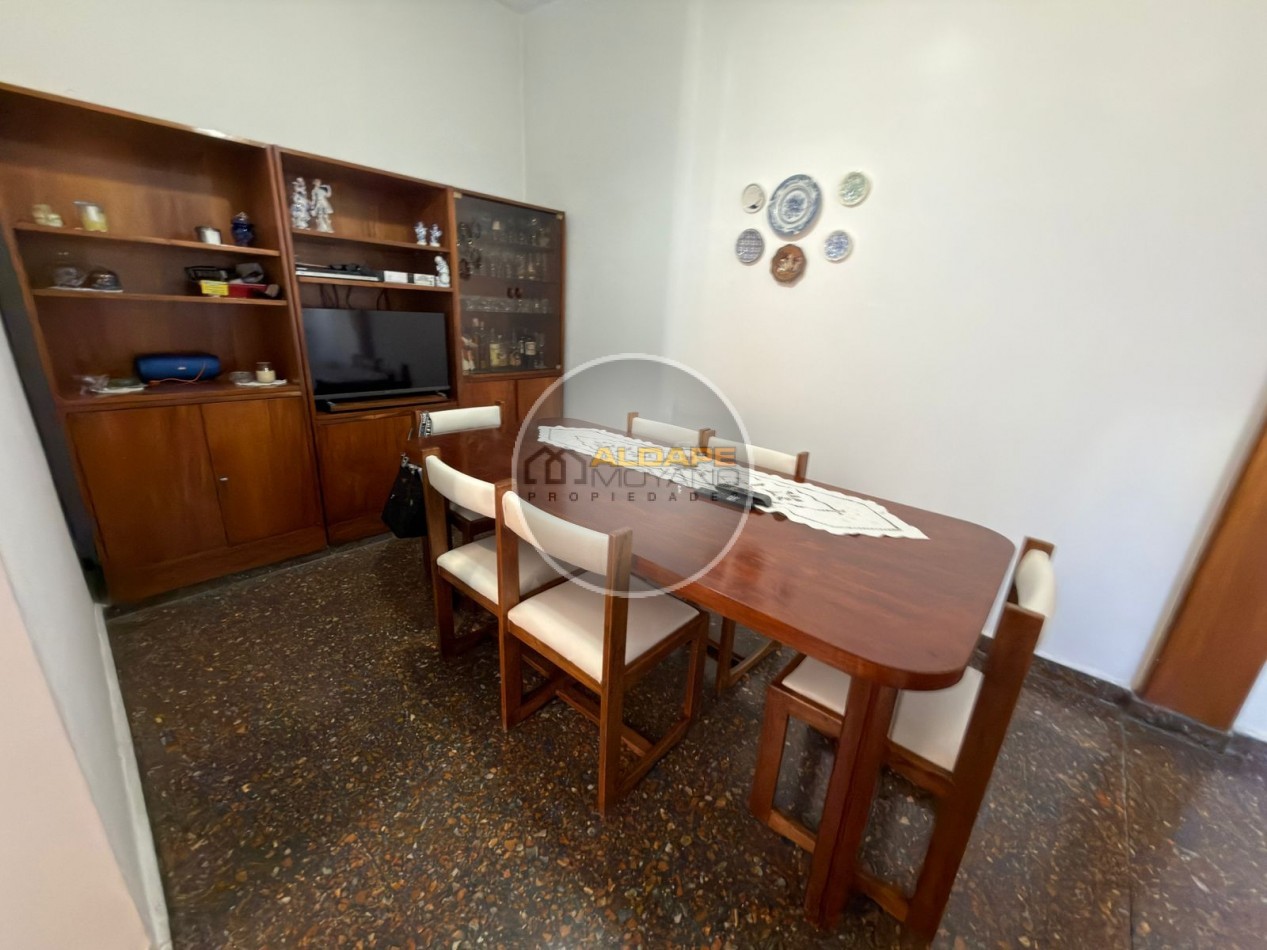 Se vende Casa, subdividada, ideal multifamilar, con cochera y quincho. (excelente estado)