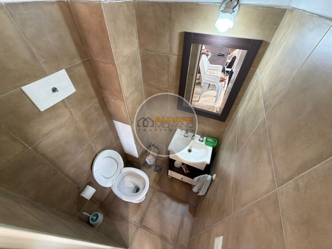 Se vende casa lote propio, cuatro ambientes, con cochera (Liniers)