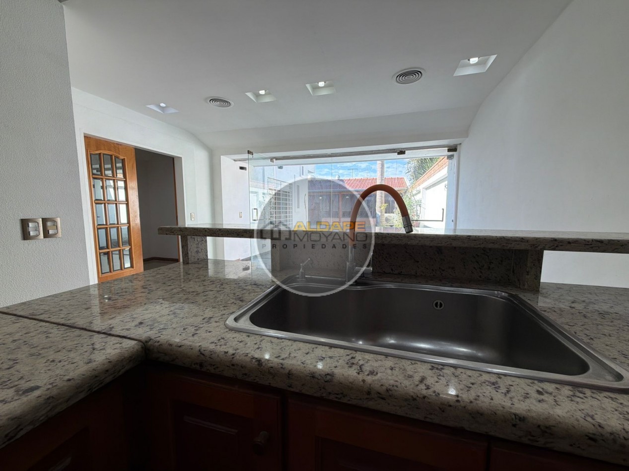 Se Vende Casa Cuatro ambientes, cochera doble, quincho (Banfield)