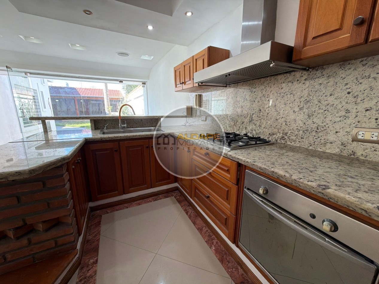 Se Vende Casa Cuatro ambientes, cochera doble, quincho (Banfield)