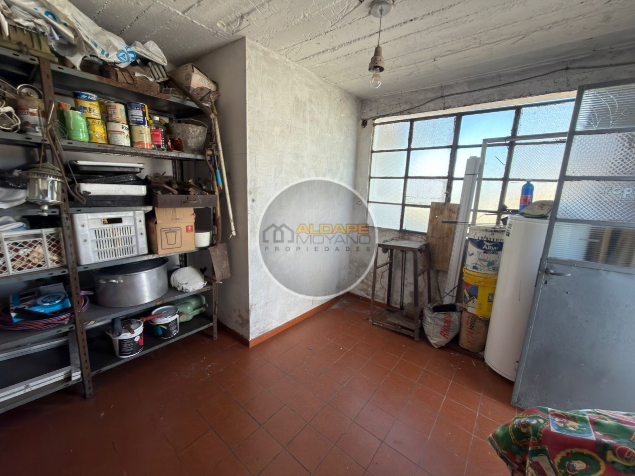 Se vende Casa, subdividada, ideal multifamilar, con cochera y quincho. (excelente estado)