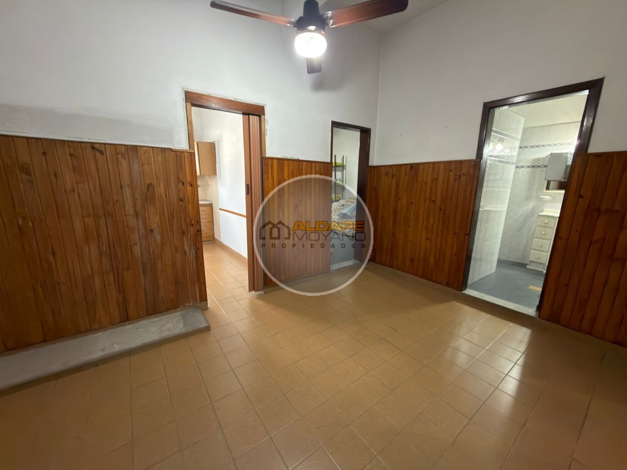 Se vende Casa, subdividada, ideal multifamilar, con cochera y quincho. (excelente estado)