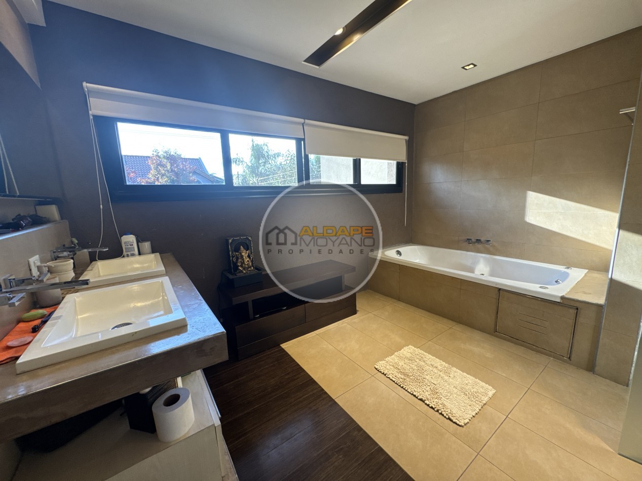 Se Vende Casa cuatro ambientes, con piscina (Para Exigentes) Villa Luzuriaga