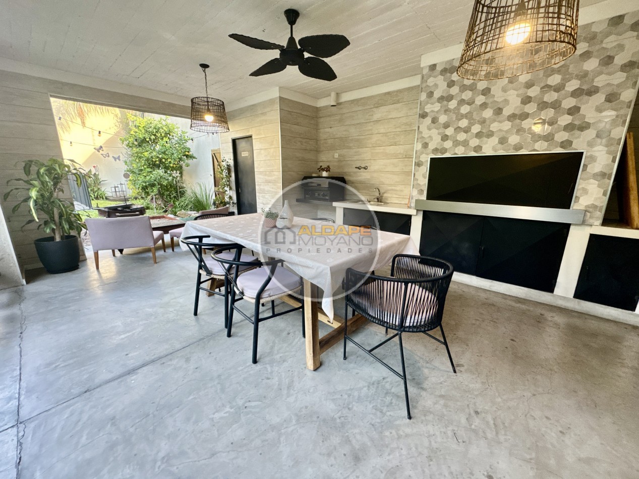 Se Vende Casa cuatro ambientes, con piscina (Para Exigentes) Villa Luzuriaga