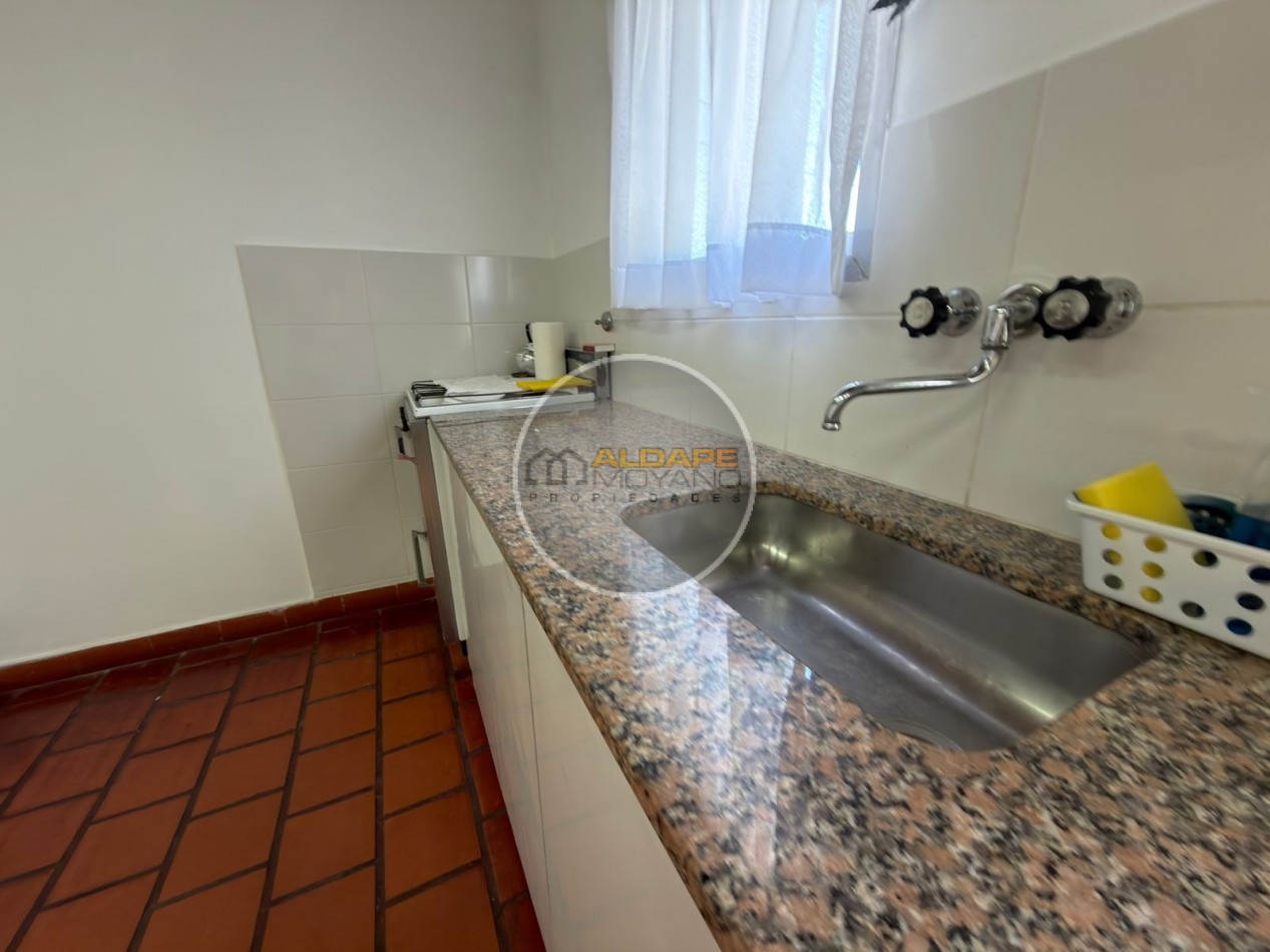 Se vende Casa, subdividada, ideal multifamilar, con cochera y quincho. (excelente estado)