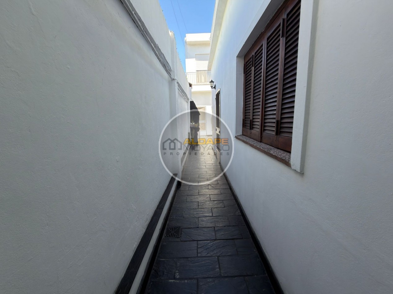 Se vende Casa, subdividada, ideal multifamilar, con cochera y quincho. (excelente estado)