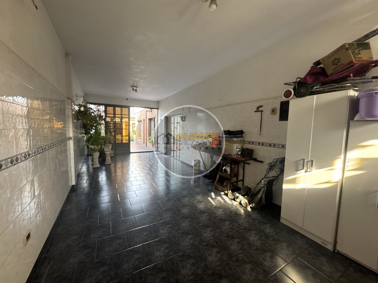 Se Vende Casa Cuatro ambientes, cochera pasante, Excelente (Lanus Oeste)