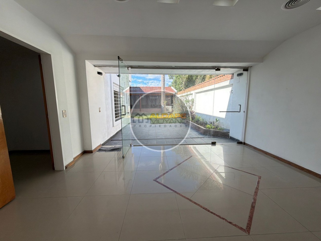 Se Vende Casa Cuatro ambientes, cochera doble, quincho (Banfield)