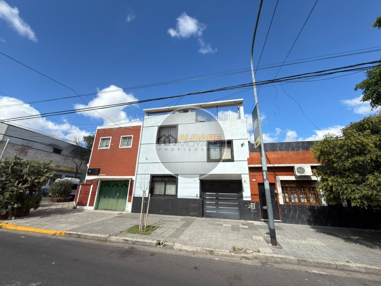 Se vende casa lote propio, cuatro ambientes, con cochera (Liniers)