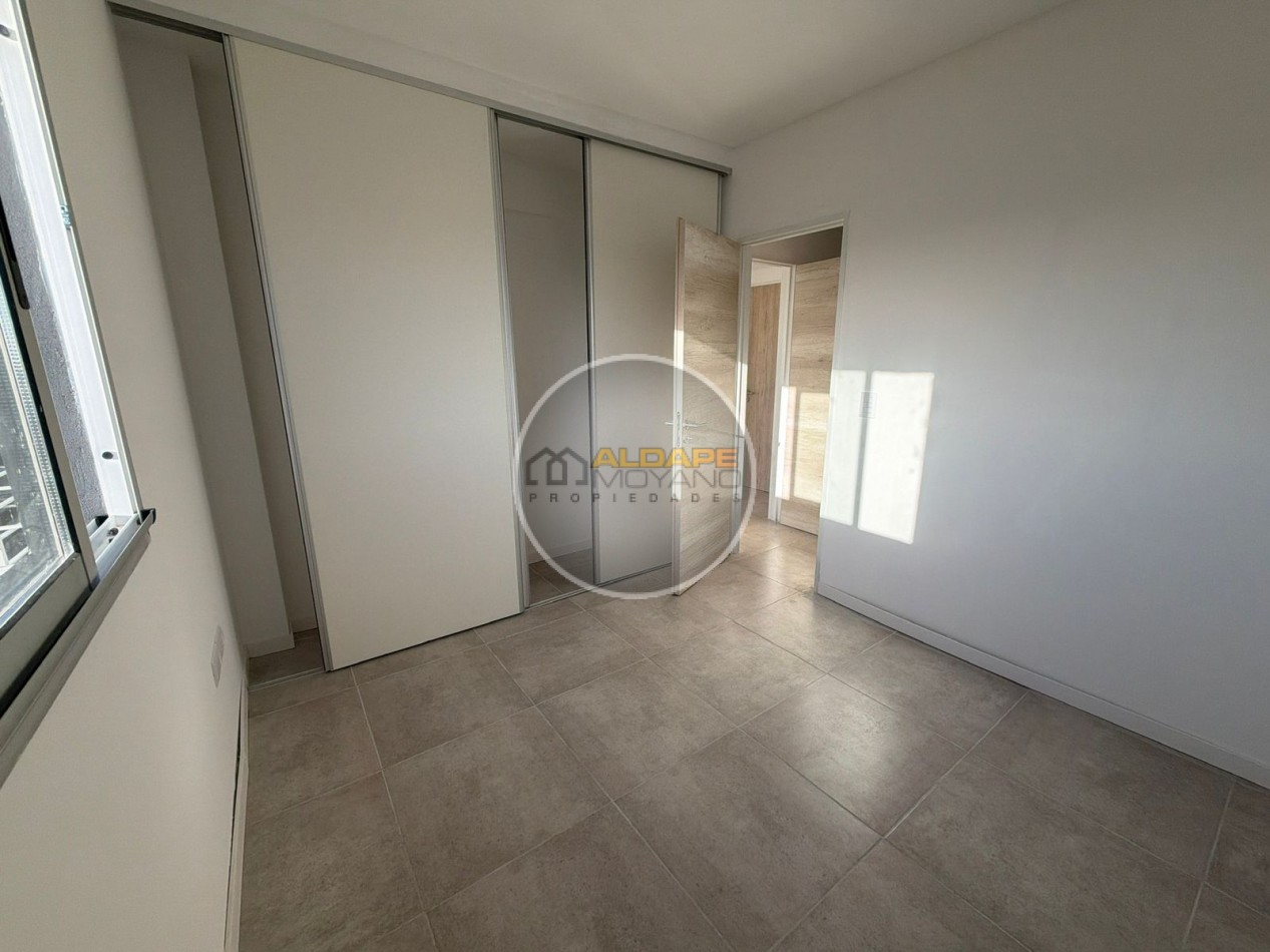 Se vende departamento dos ambientes con cochera, a estrenar (caseros Centro)