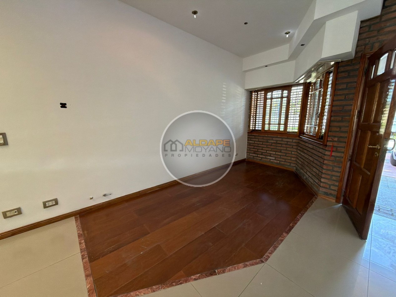 Se Vende Casa Cuatro ambientes, cochera doble, quincho (Banfield)