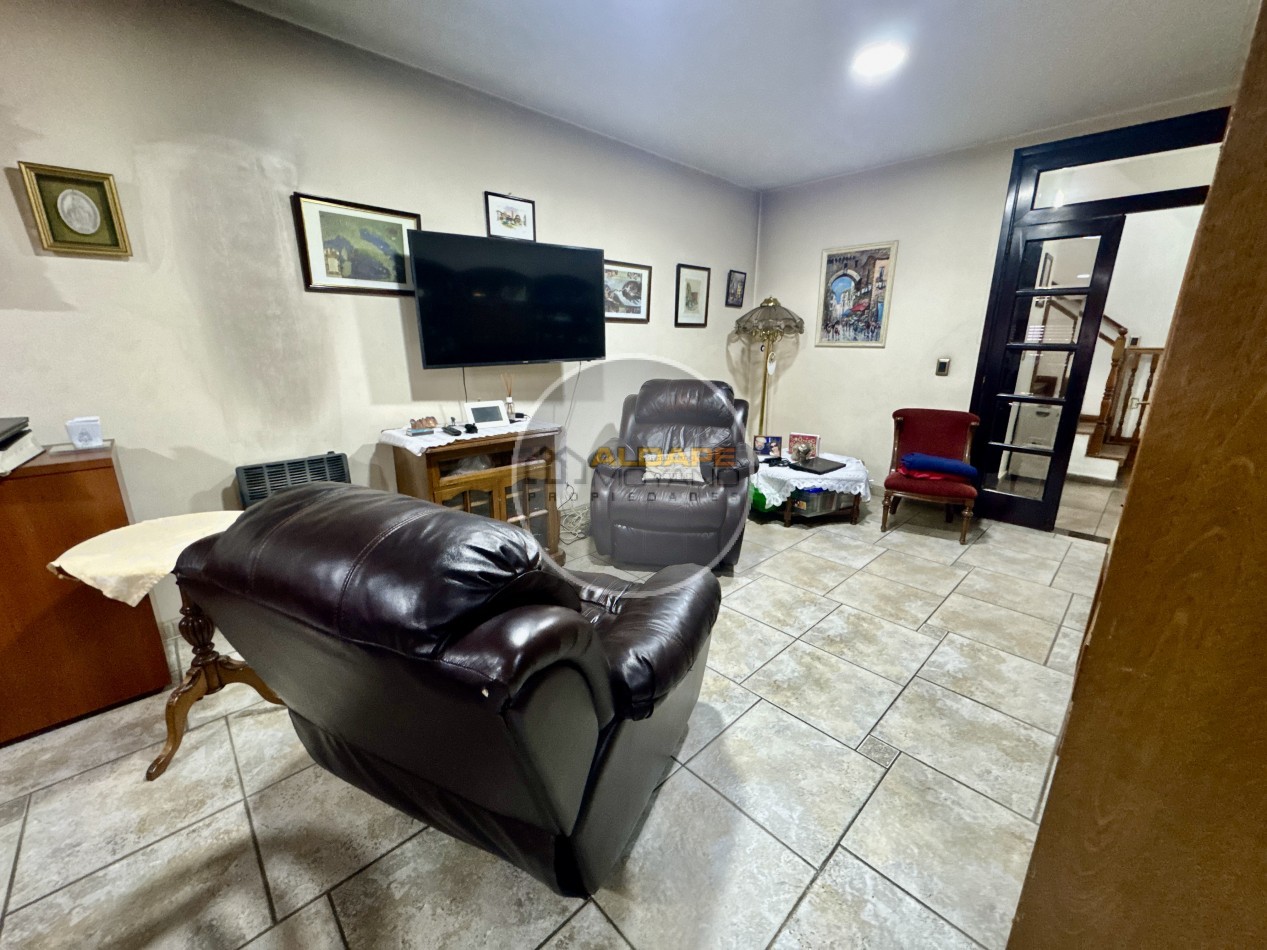 Se Vende Casa Multifamiliar, Cochera Doble, Quincho (Villa Lugano)