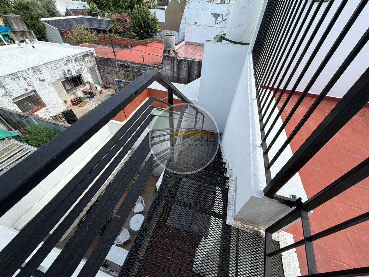 Se vende casa lote propio, cuatro ambientes, con cochera (Liniers)