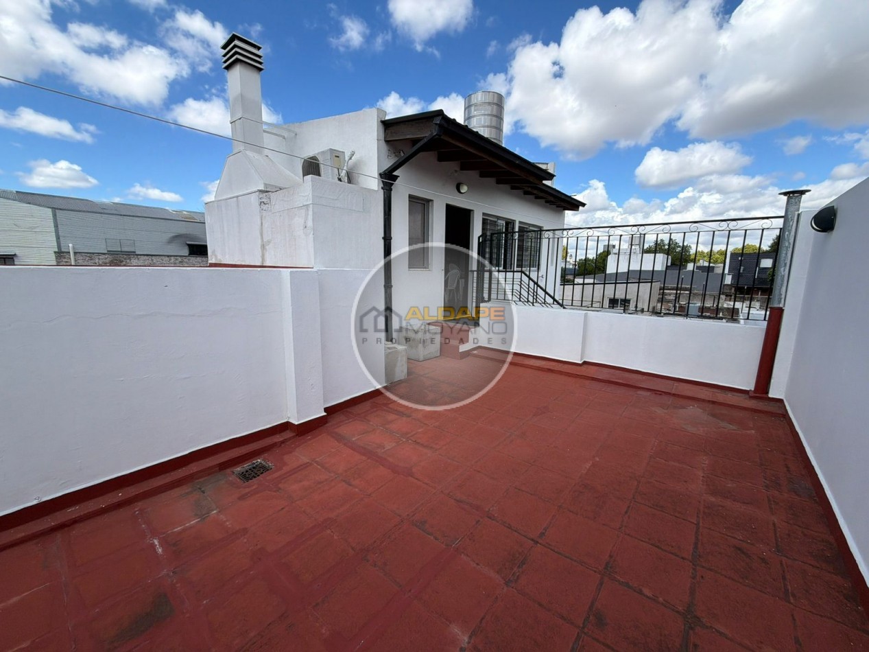 Se vende casa lote propio, cuatro ambientes, con cochera (Liniers)