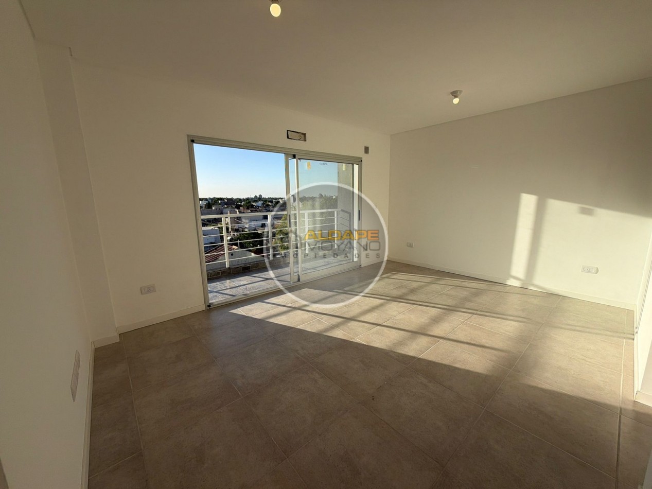 Se vende departamento dos ambientes con cochera, a estrenar (caseros Centro)